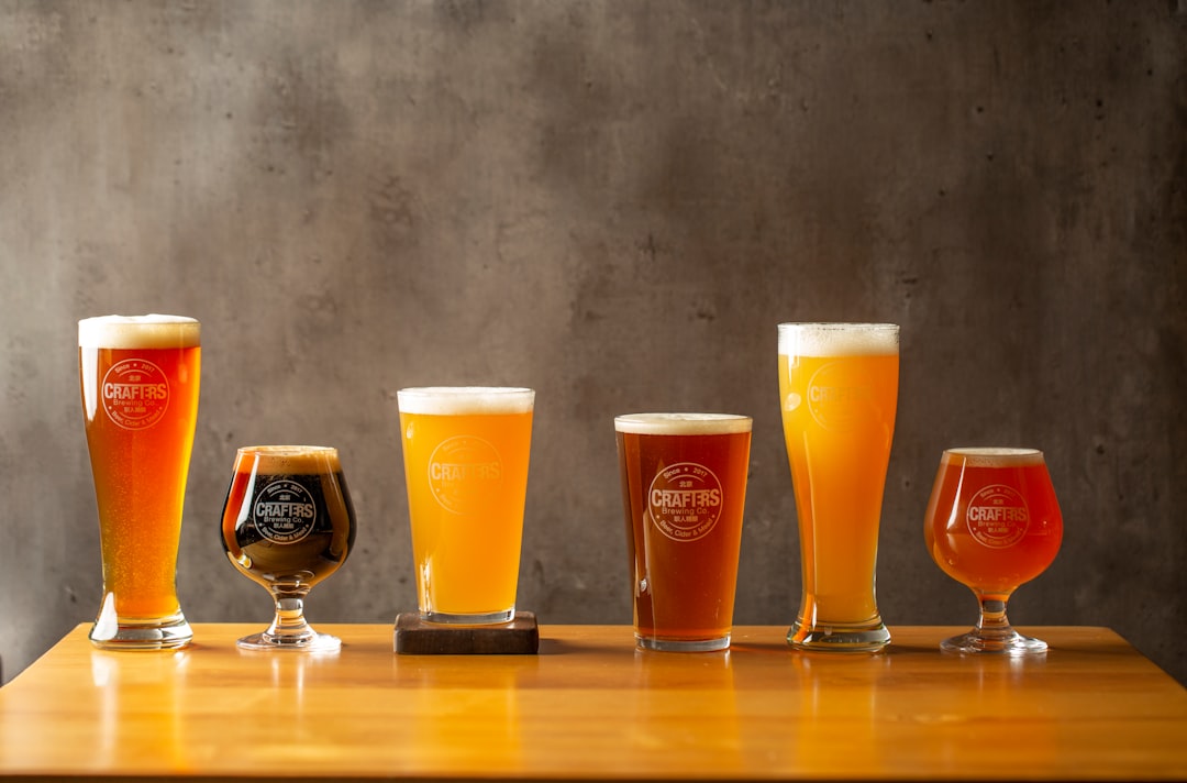 Vasos de cerveza artesanal y vino
