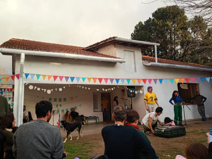 Función en el parque, con banderines en la galería
