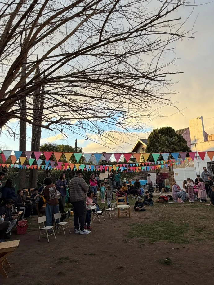 Ramas contra el cielo del atardecer